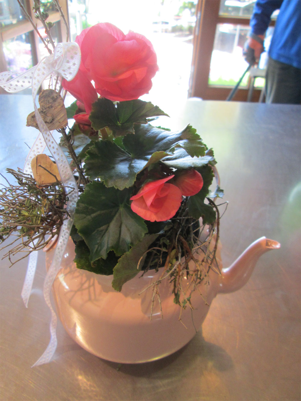 Alter Teekessel als Pflanzgef��