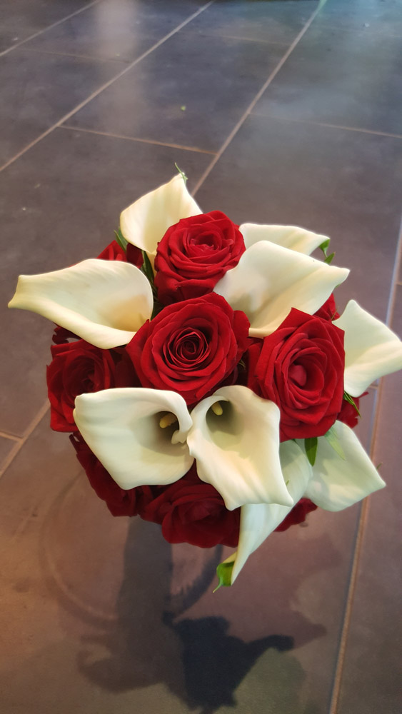 Brautstrau mit weien Callas und roten Rosen