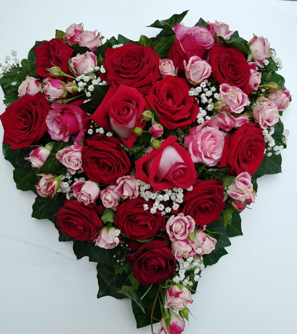Herzen mit verschiedenen roten Rosen