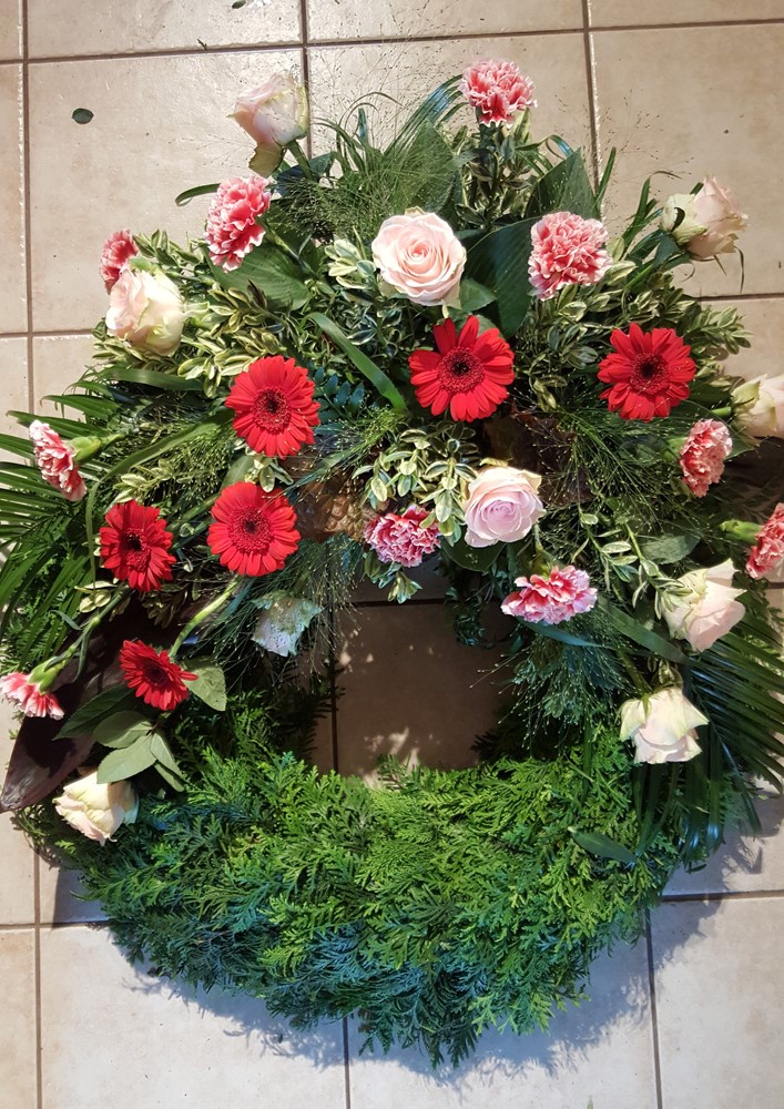 Kranz geschmckt mit Gerbera, Rosen und Nelken