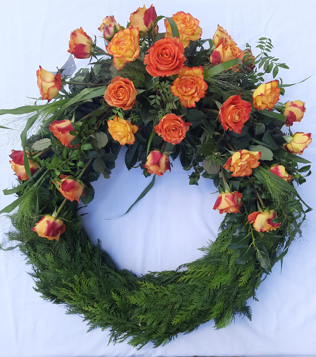 Kranz mit orangen Rosen