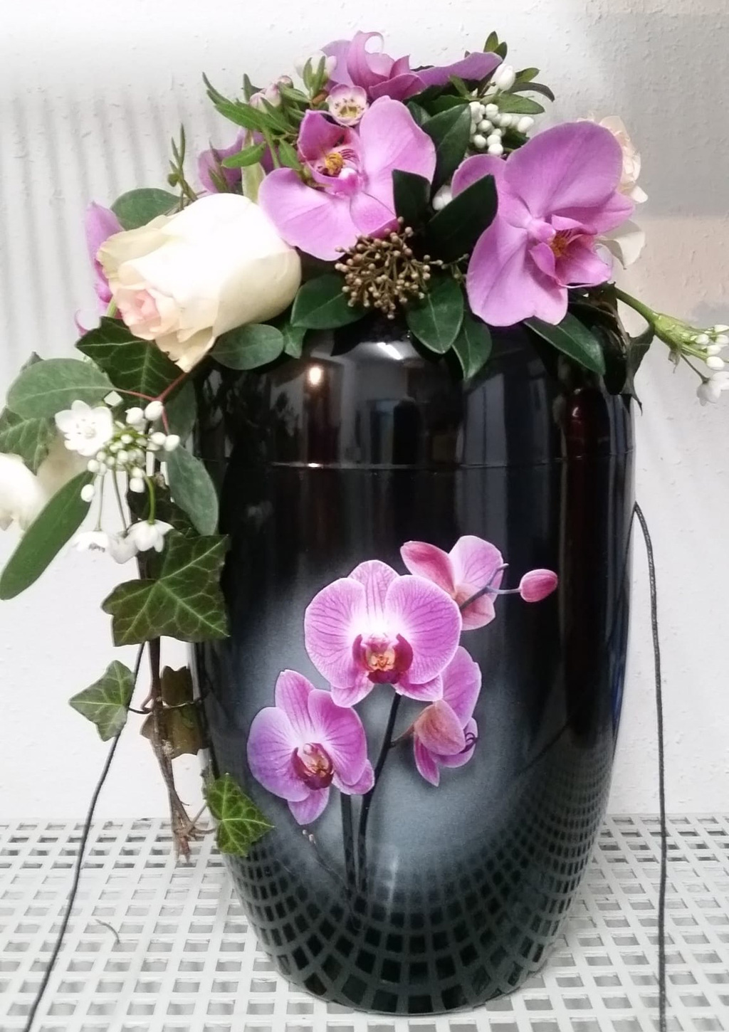 Urnengesteck mit lila Orchidee