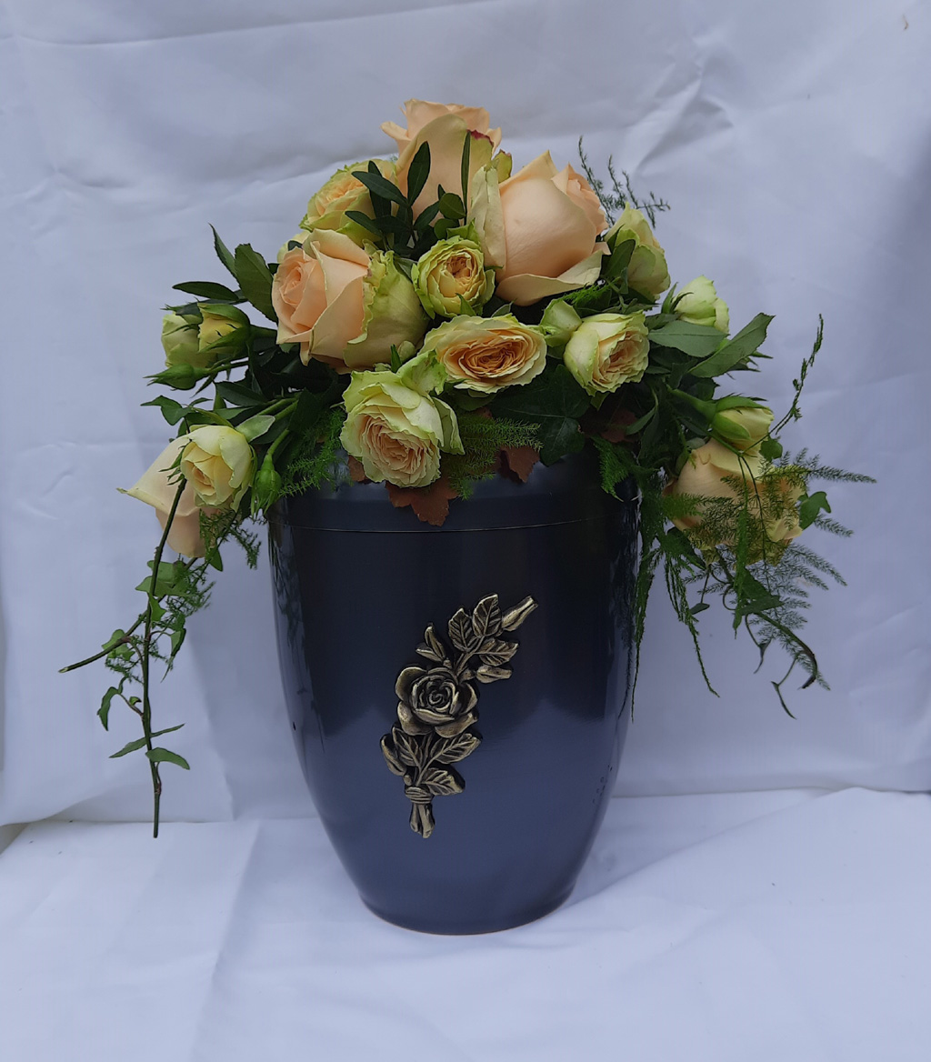 Urnengesteck mit Rosen
